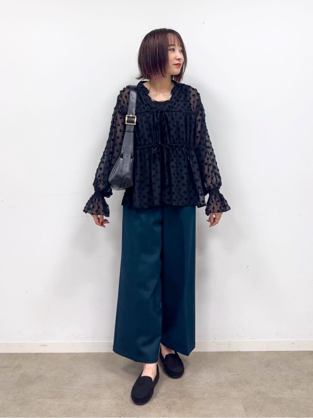 𝐜𝐡𝐢𝐤𝐚さんの「SHOO･LA･RUE｜華やかにさをプラスする シアードビー シャーリングブラウス」を使ったコーディネート