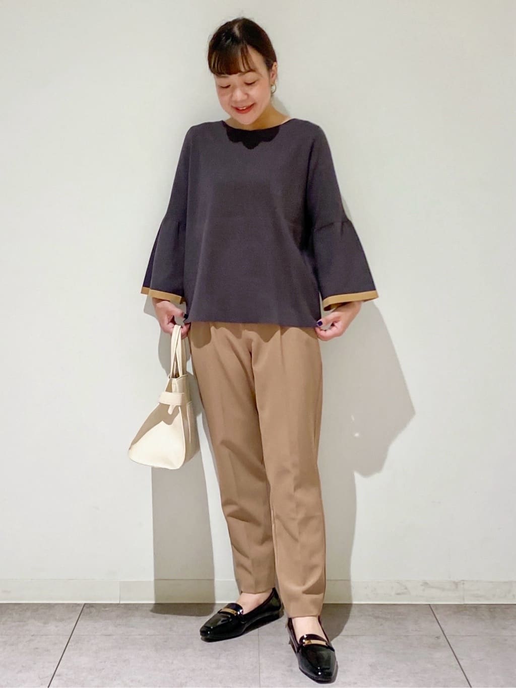 すずママさんの「OPAQUE.CLIP｜ステップヘムテーパードパンツ／セットアップ対応可【洗濯機洗い可】」を使ったコーディネート