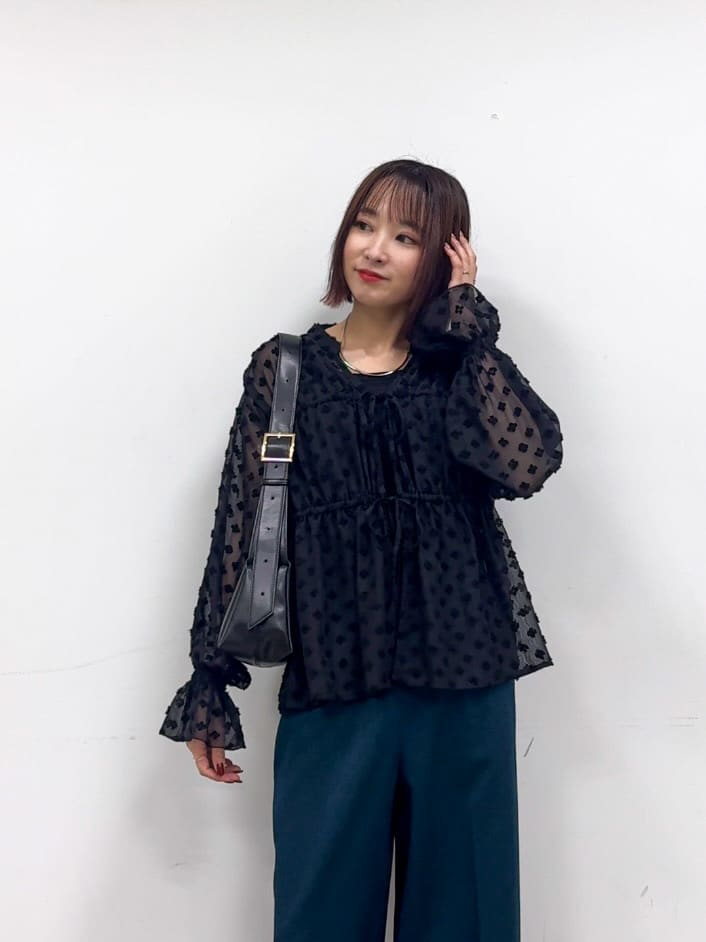 𝐜𝐡𝐢𝐤𝐚さんの「SHOO･LA･RUE｜華やかにさをプラスする シアードビー シャーリングブラウス」を使ったコーディネート