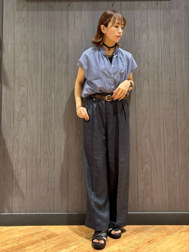 meiさんの「SHOO･LA･RUE｜【洗える/S-LL】プチフリル襟が女性らしい フレンチスリーブシャツ」を使ったコーディネート