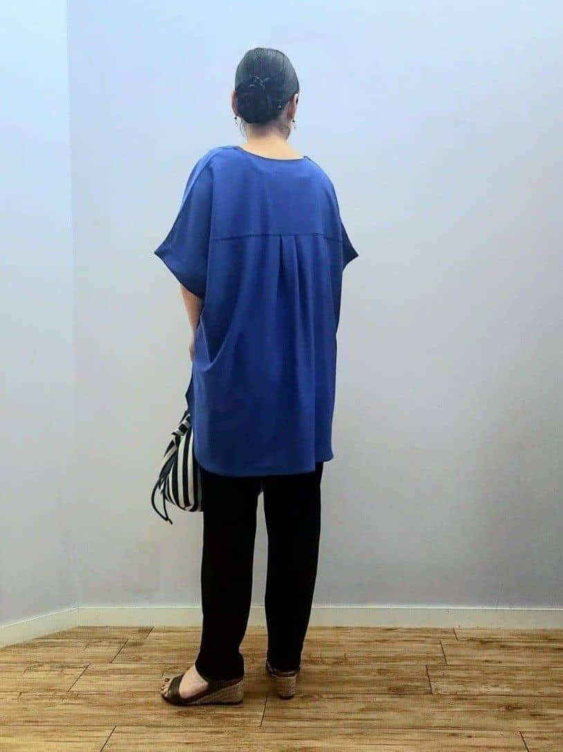 くまさんの「SHOO･LA･RUE｜【S-LL】さらりとしたタッチが上品見え ワンボタンデザイン トップス」を使ったコーディネート