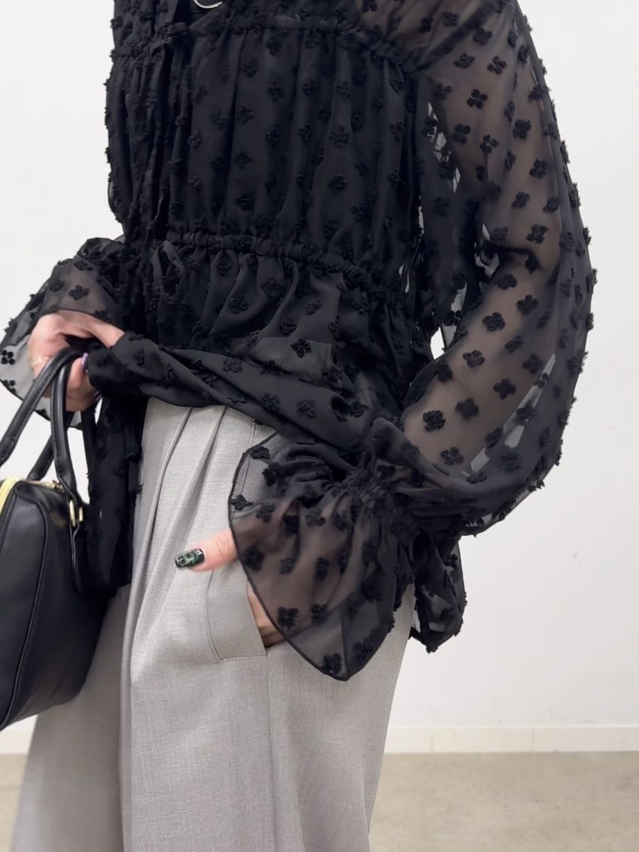 𝐜𝐡𝐢𝐤𝐚さんの「SHOO･LA･RUE｜華やかにさをプラスする シアードビー シャーリングブラウス」を使ったコーディネート