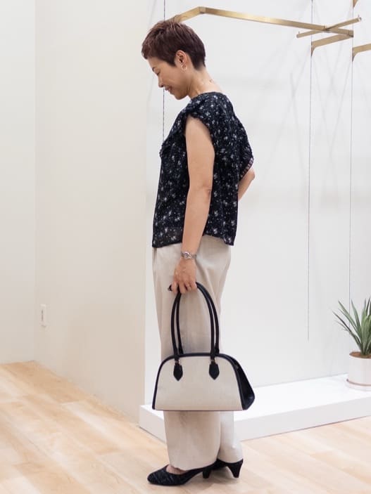 シュウコさんの「grove｜ロープベルトで差がつく 洗練リラックスパンツ」を使ったコーディネート