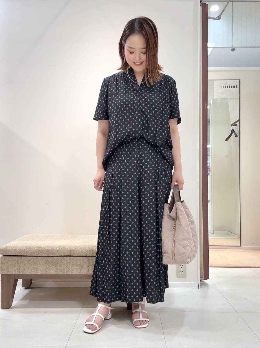YUIさんの「UNTITLED｜【セットアップ可/リラクシー/通勤】スクエアジオメ柄ブラウス」を使ったコーディネート