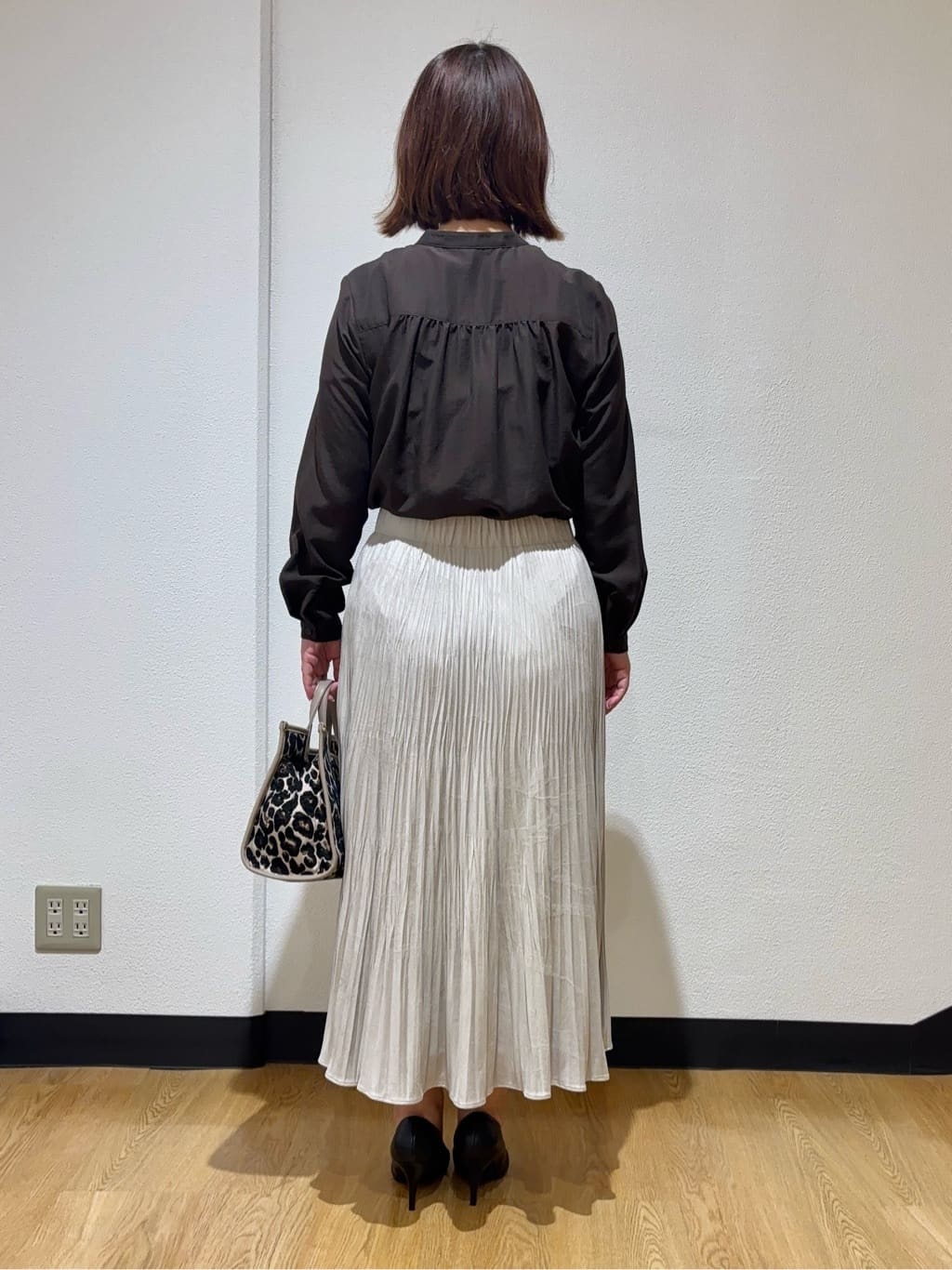 MIKIKOさんの「UNTITLED｜【1枚で着映え/オンオフ着回し】フリルサテンブラウス」を使ったコーディネート