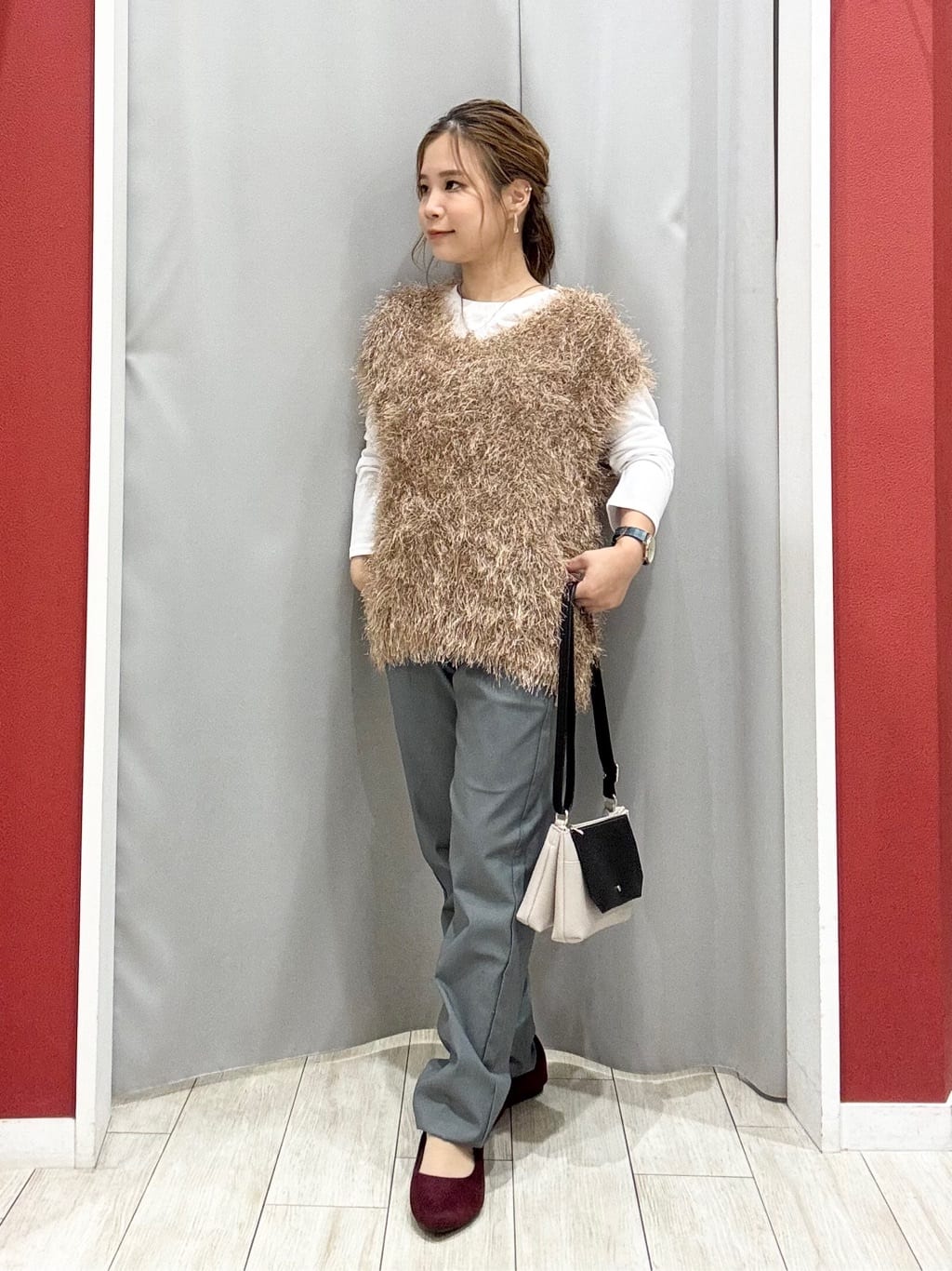 shioさんの「SHOO･LA･RUE｜【2点セット/S-LL】大人のフェミニンカジュアルに ラメシャギーニットベスト+ロンT」を使ったコーディネート
