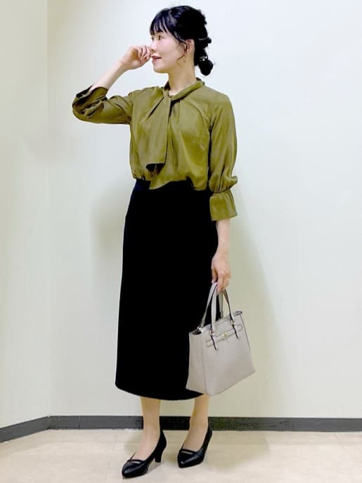  beni_gingerさんの「Reflect｜【キレイめスタイル／通勤におすすめ◎】ボウタイシャンブレーカラーブラウス」を使ったコーディネート