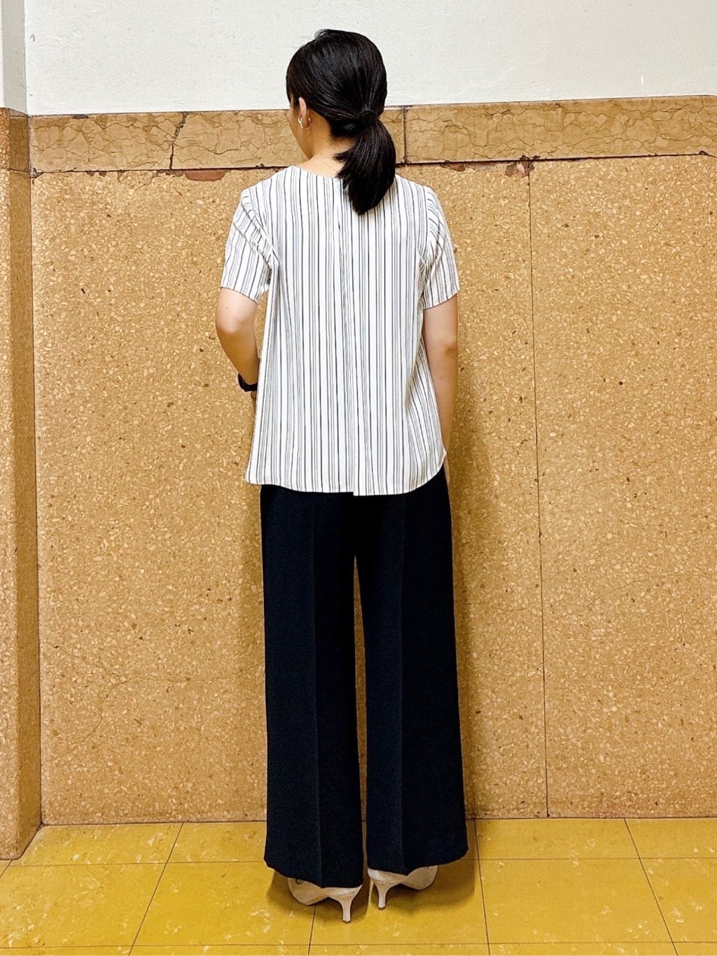 hattoriさんの「INDIVI｜【洗える／通勤】無地＆マルチストライプ柄Vネックブラウス」を使ったコーディネート