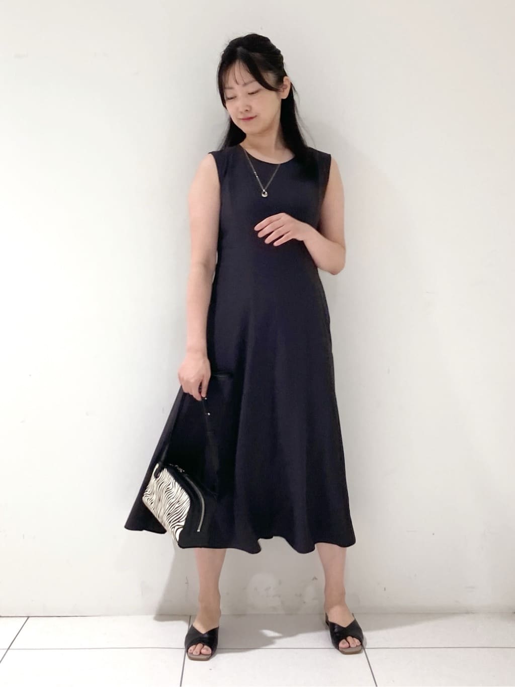 momokoさんの「INDIVI｜【美シルエット】ノースリーブワンピース」を使ったコーディネート