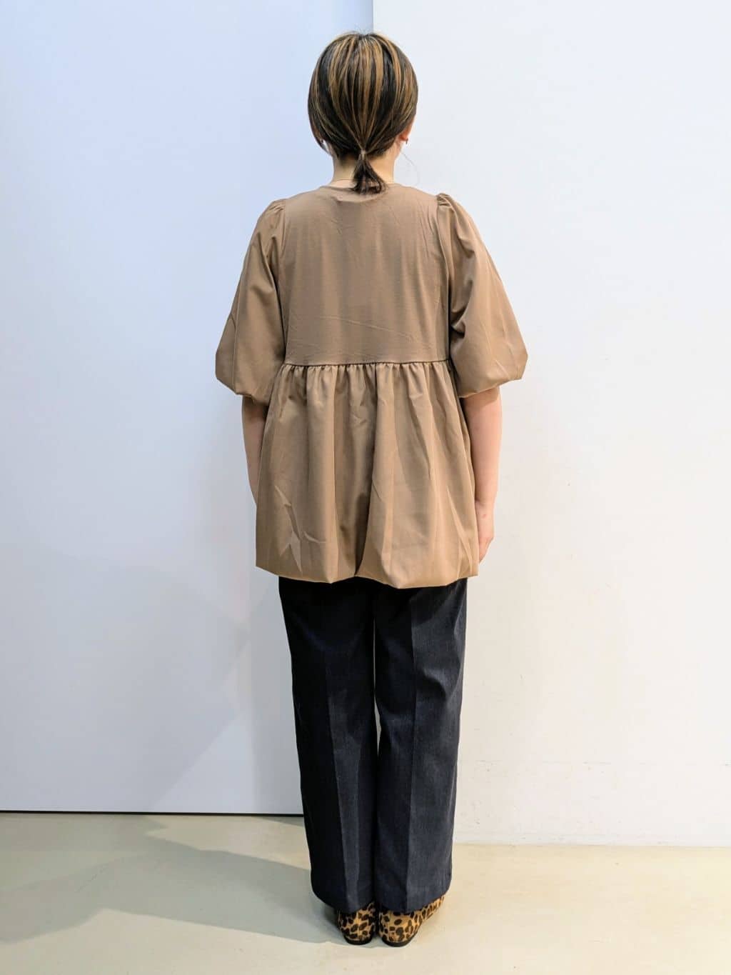 kotoさんの「THE SHOP TK｜バルーンスリーブペプラムチュニック【洗える】」を使ったコーディネート