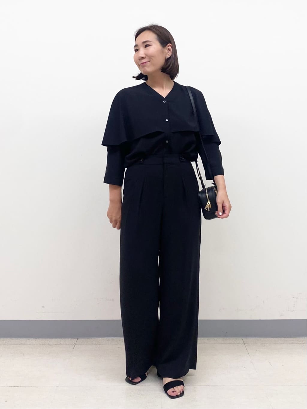 YUKARIさんの「INDIVI｜【羽織りとしても活躍！】ケープカラーブラウス」を使ったコーディネート