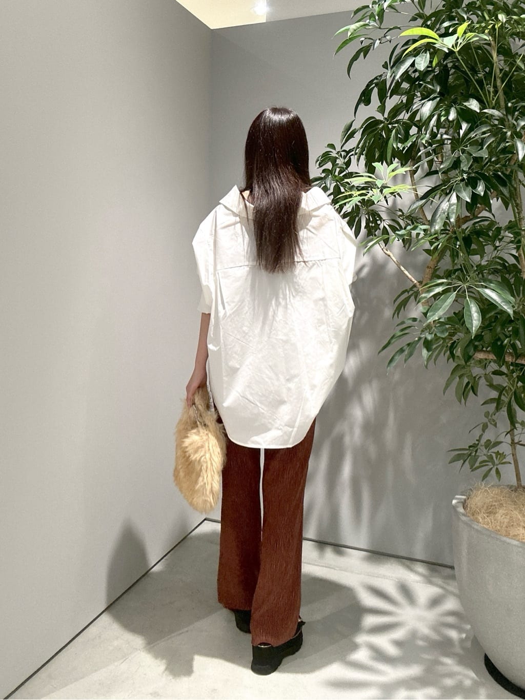 Renoさんの「INDIVI｜ベロアフレアパンツ」を使ったコーディネート