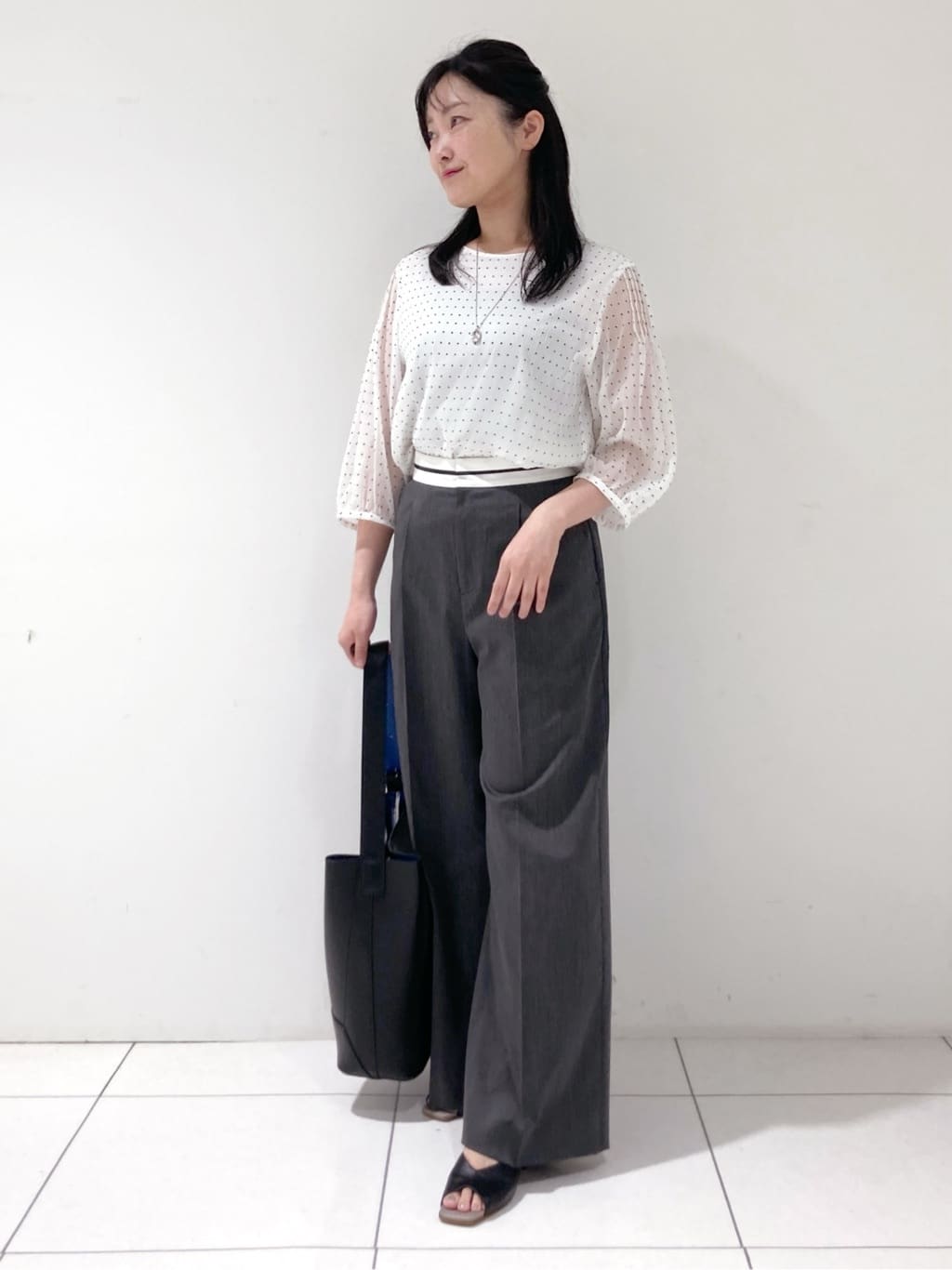 momokoさんの「INDIVI｜フロッキードットブラウス」を使ったコーディネート