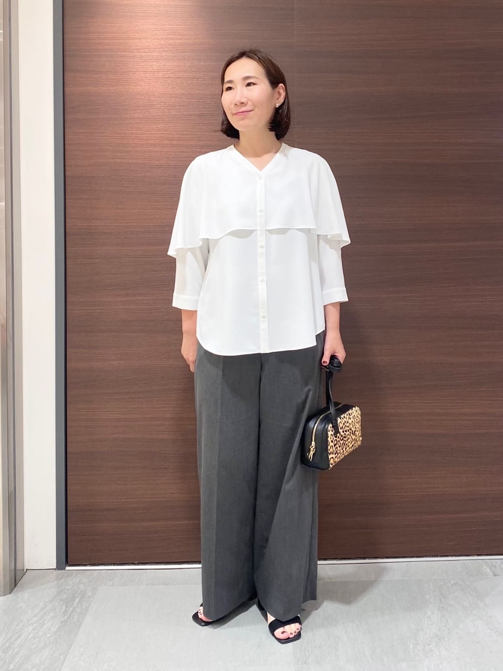 YUKARIさんの「INDIVI｜【羽織りとしても活躍！】ケープカラーブラウス」を使ったコーディネート