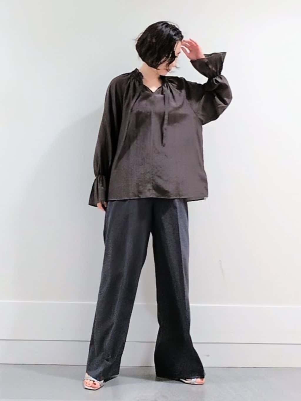 ミズタさんの「UNTITLED｜【キャンディスリーブ/エレガント】フリルギャザーネックブラウス」を使ったコーディネート