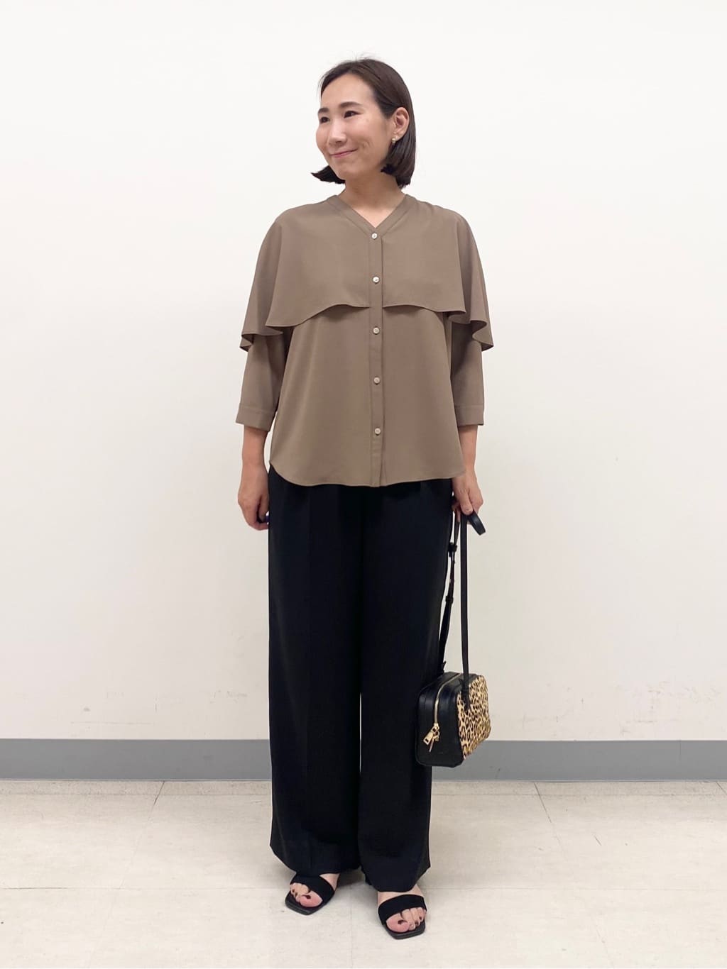 YUKARIさんの「INDIVI｜【羽織りとしても活躍！】ケープカラーブラウス」を使ったコーディネート