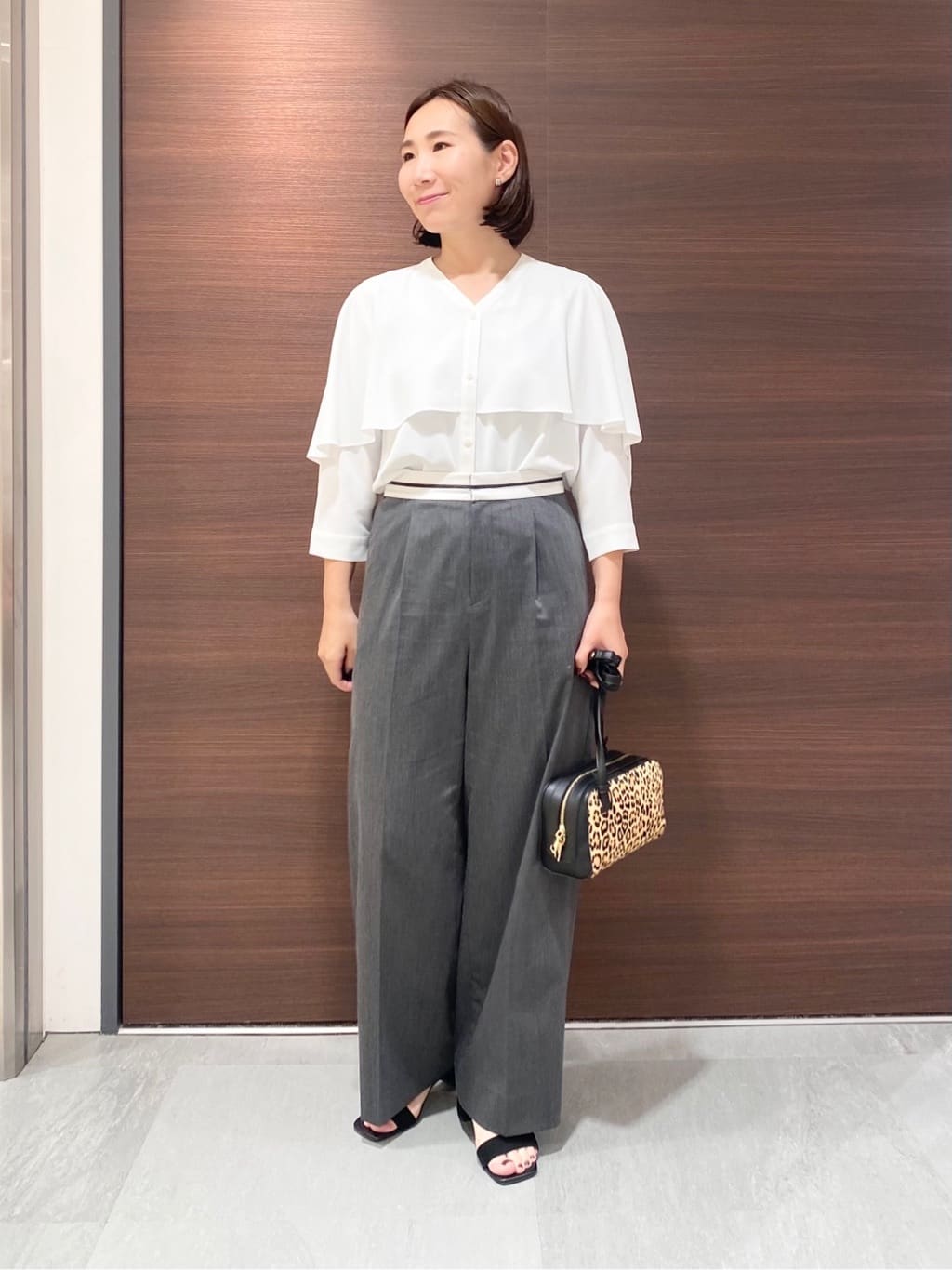 YUKARIさんの「INDIVI｜【羽織りとしても活躍！】ケープカラーブラウス」を使ったコーディネート