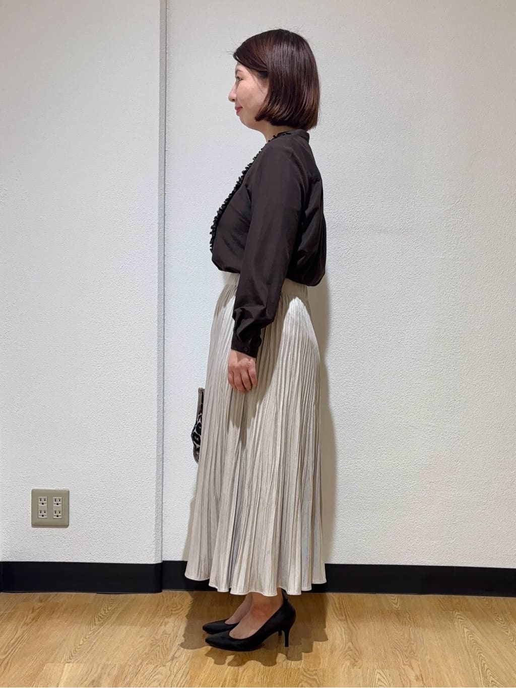MIKIKOさんの「UNTITLED｜【1枚で着映え/オンオフ着回し】フリルサテンブラウス」を使ったコーディネート