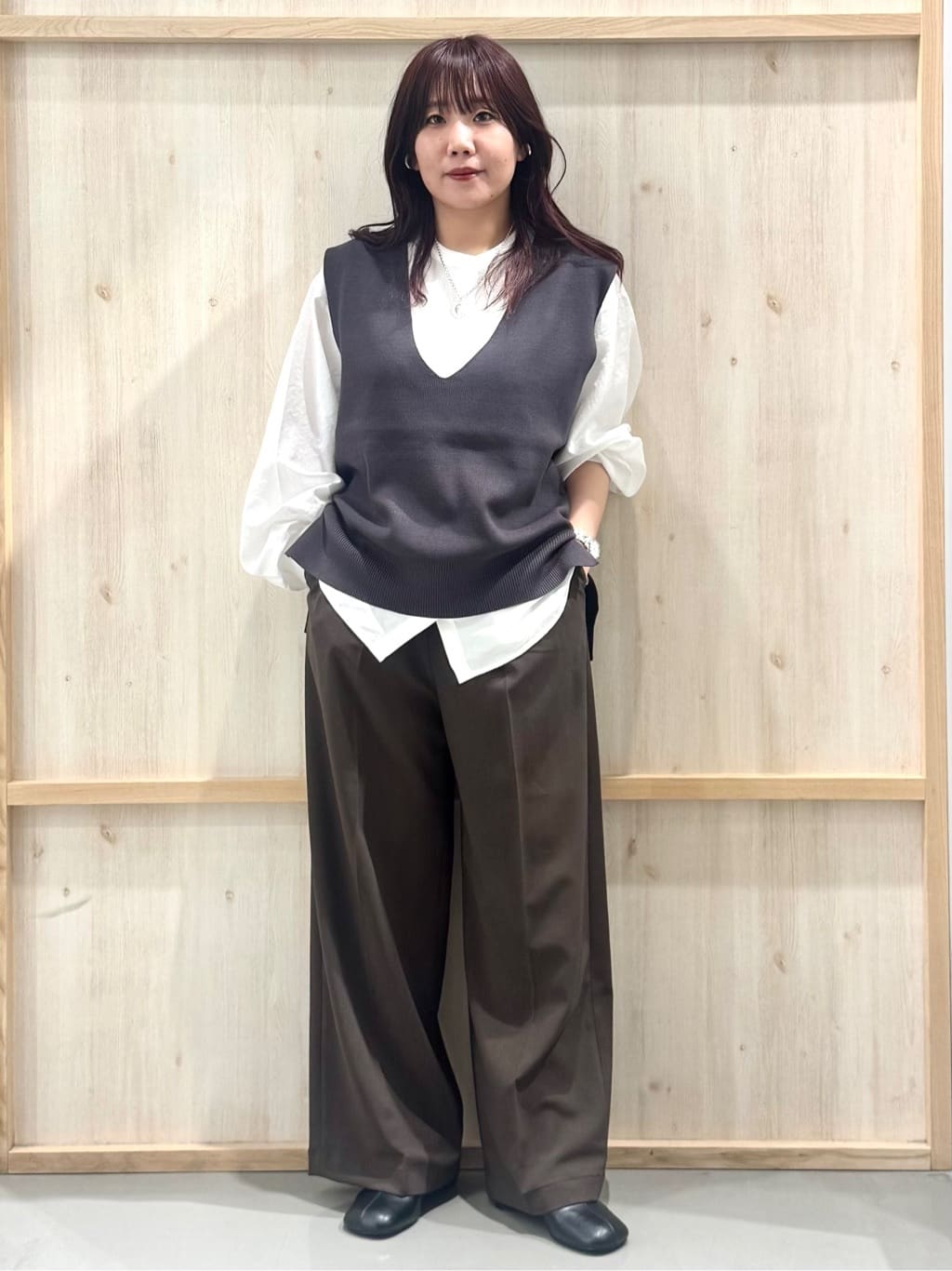 nanaさんの「THE SHOP TK｜【春まで着られる】ニットベスト＆ブラウスセット/洗濯機OK」を使ったコーディネート