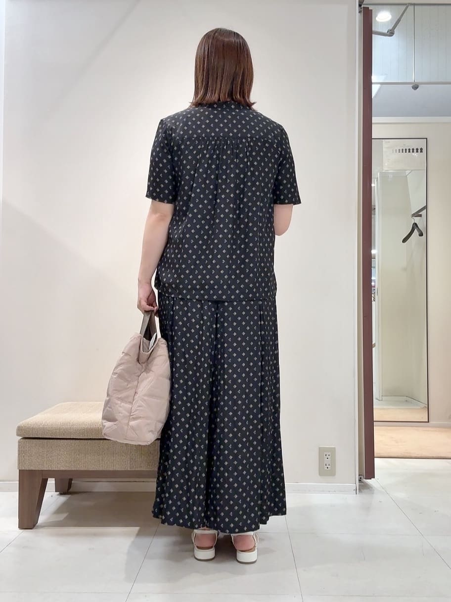 YUIさんの「UNTITLED｜【セットアップ可/リラクシー/通勤】スクエアジオメ柄ブラウス」を使ったコーディネート