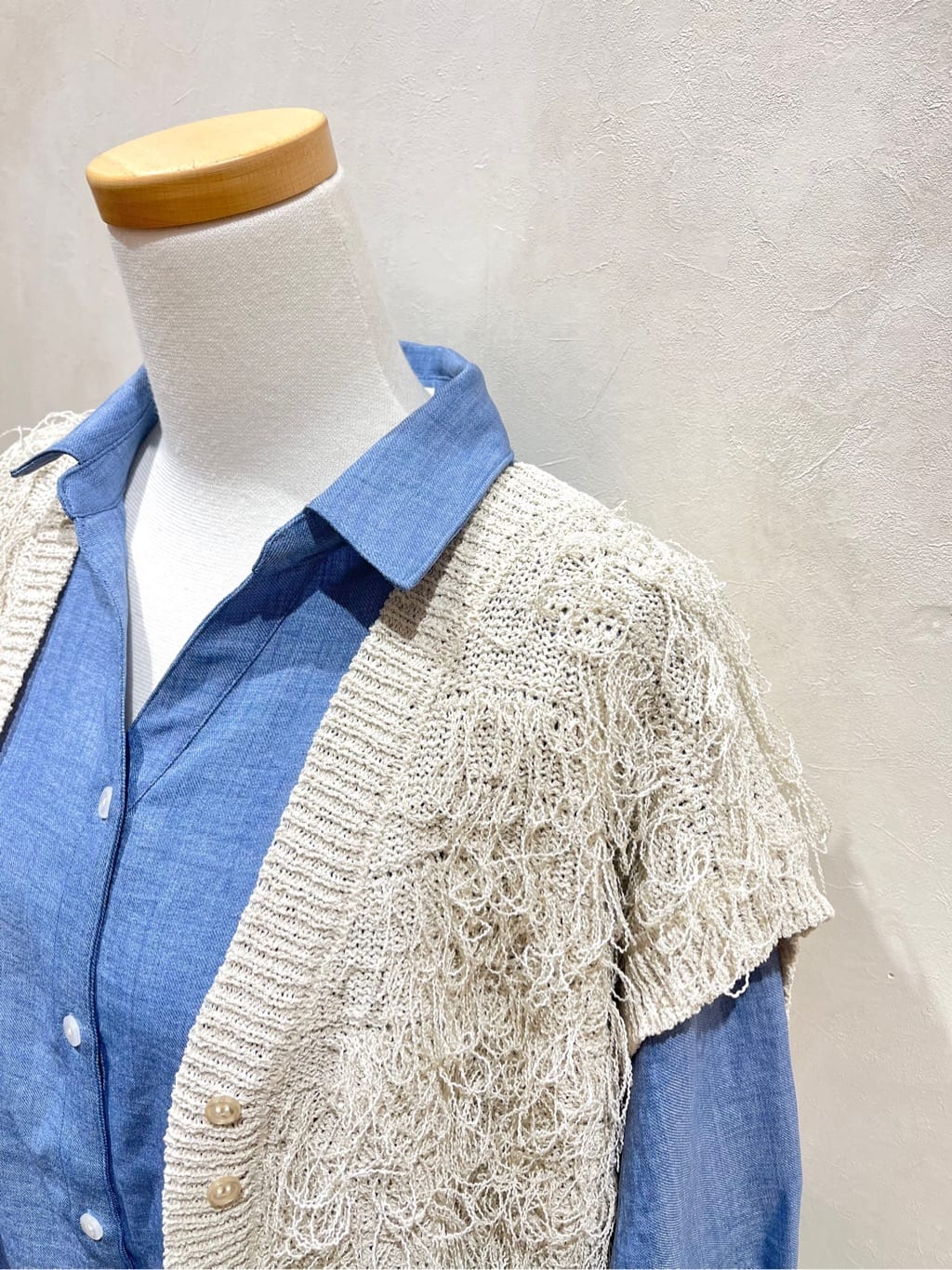 ひこさんの「SHOO･LA･RUE｜【S-LL】インせず着られる デニムライク前開きブラウス」を使ったコーディネート