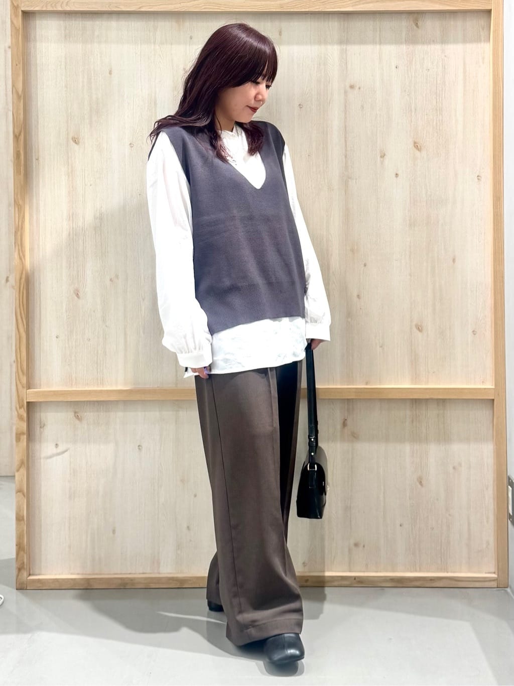 nanaさんの「THE SHOP TK｜【春まで着られる】ニットベスト＆ブラウスセット/洗濯機OK」を使ったコーディネート