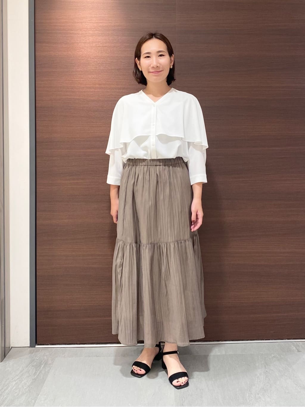 YUKARIさんの「INDIVI｜【羽織りとしても活躍！】ケープカラーブラウス」を使ったコーディネート