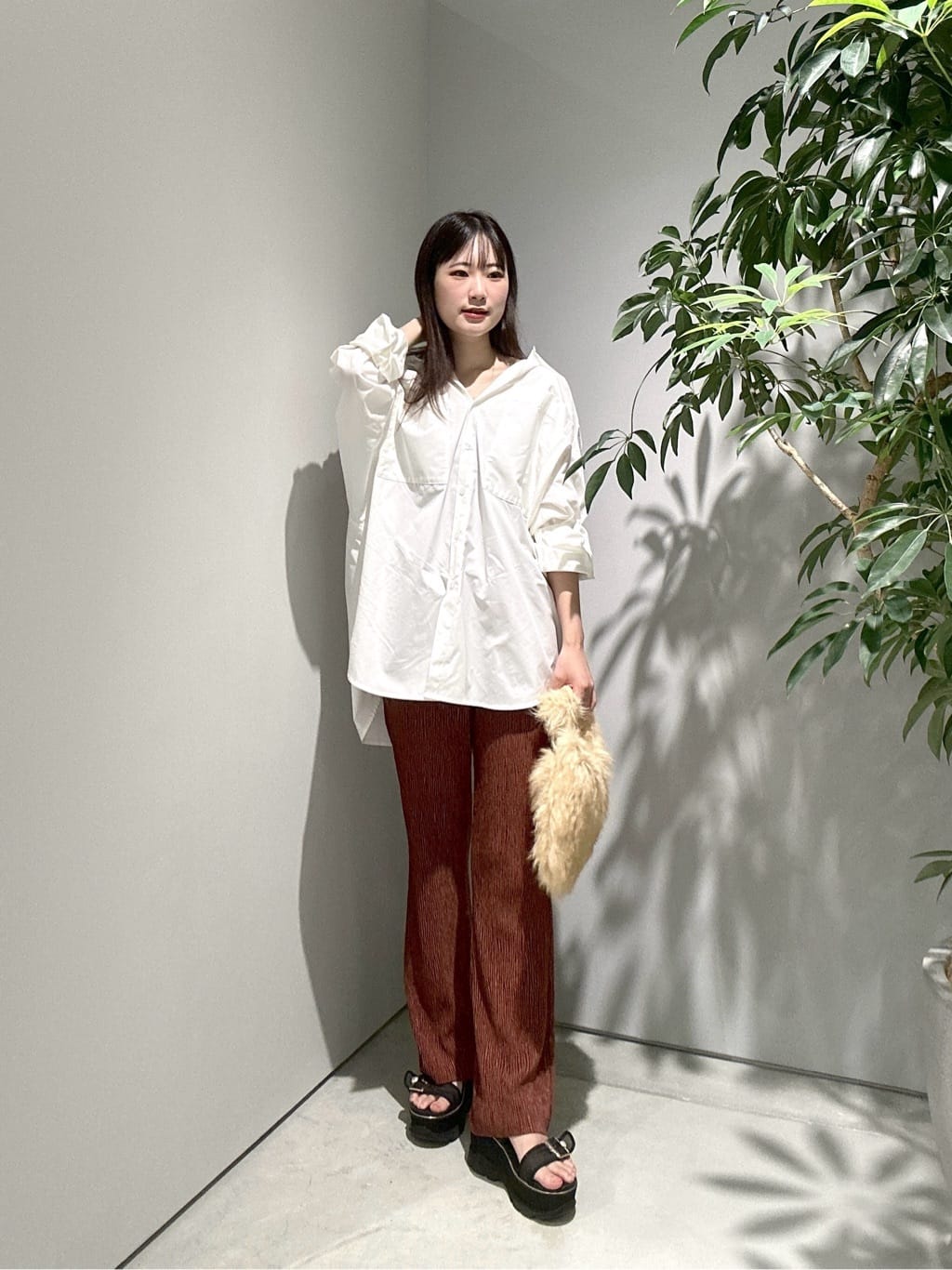 Renoさんの「INDIVI｜ベロアフレアパンツ」を使ったコーディネート