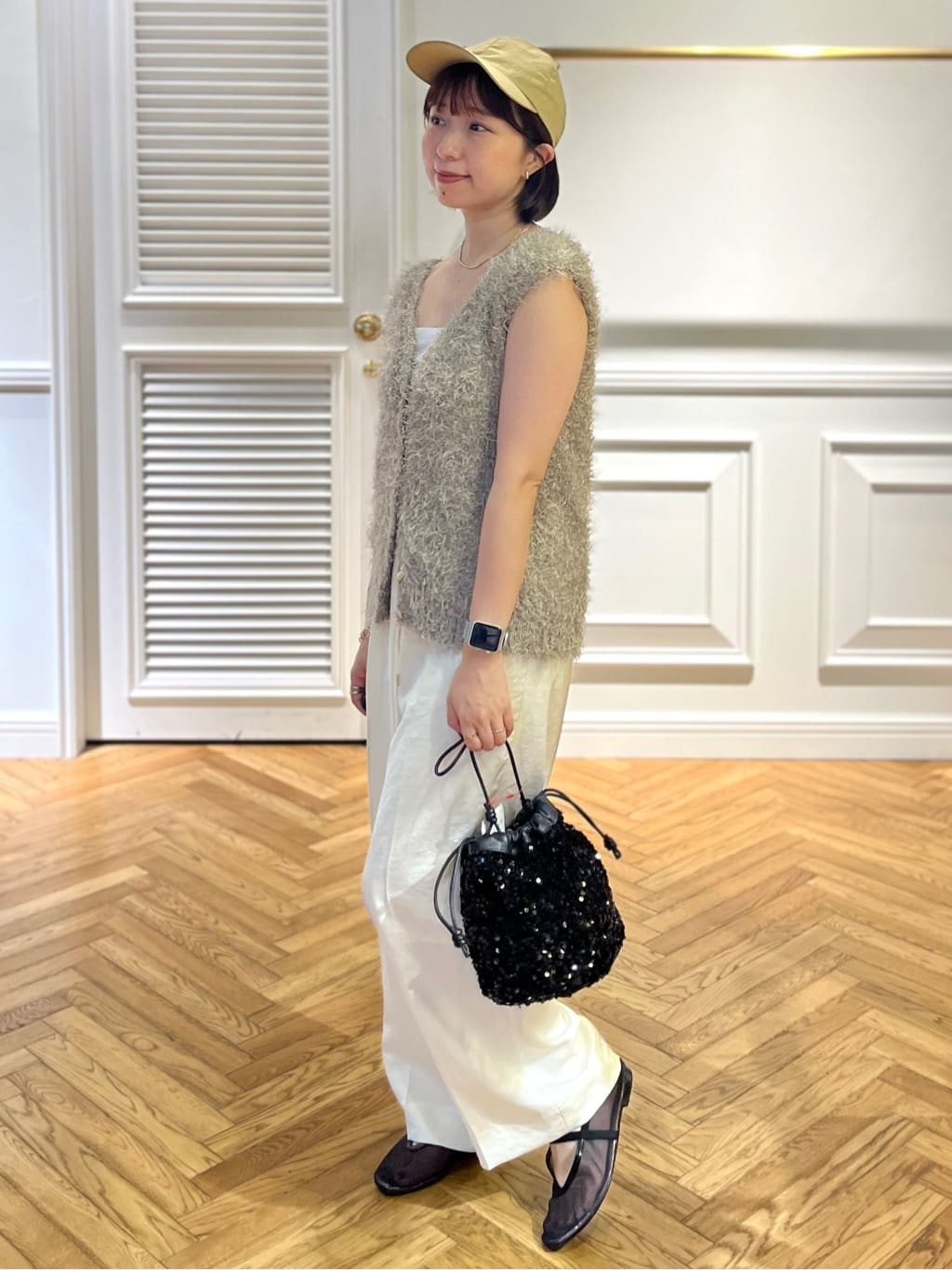 つじ まこさんの「DRESSTERIOR｜スパンコール2WAY巾着バッグ」を使ったコーディネート