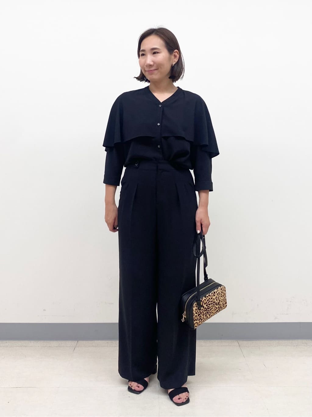 YUKARIさんの「INDIVI｜【羽織りとしても活躍！】ケープカラーブラウス」を使ったコーディネート