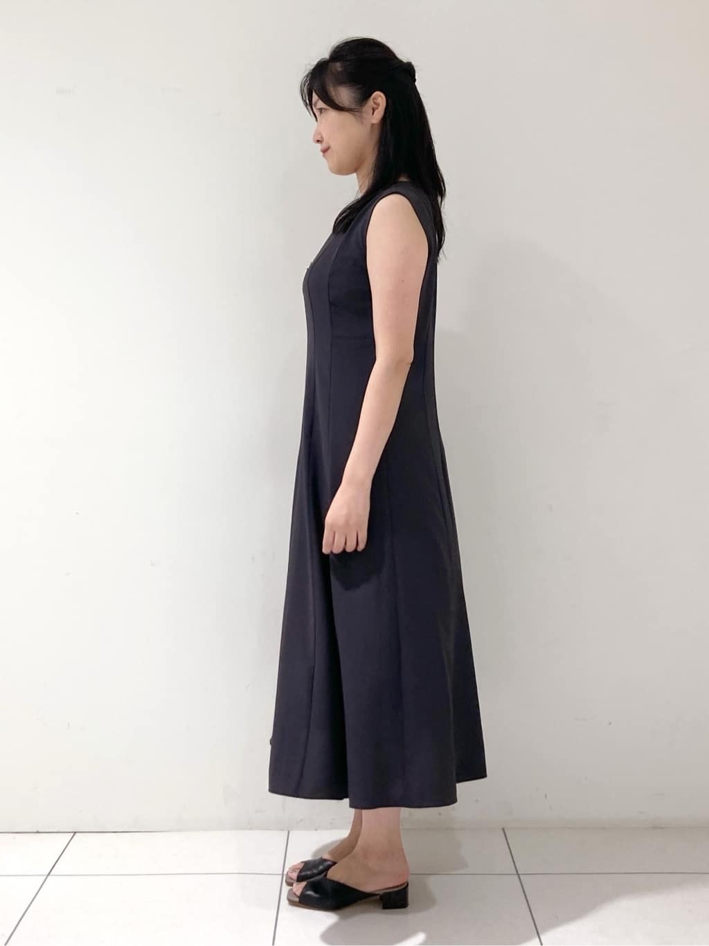 momokoさんの「INDIVI｜【美シルエット】ノースリーブワンピース」を使ったコーディネート