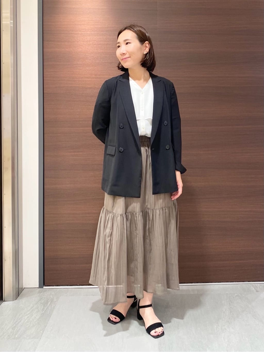 YUKARIさんの「INDIVI｜【羽織りとしても活躍！】ケープカラーブラウス」を使ったコーディネート
