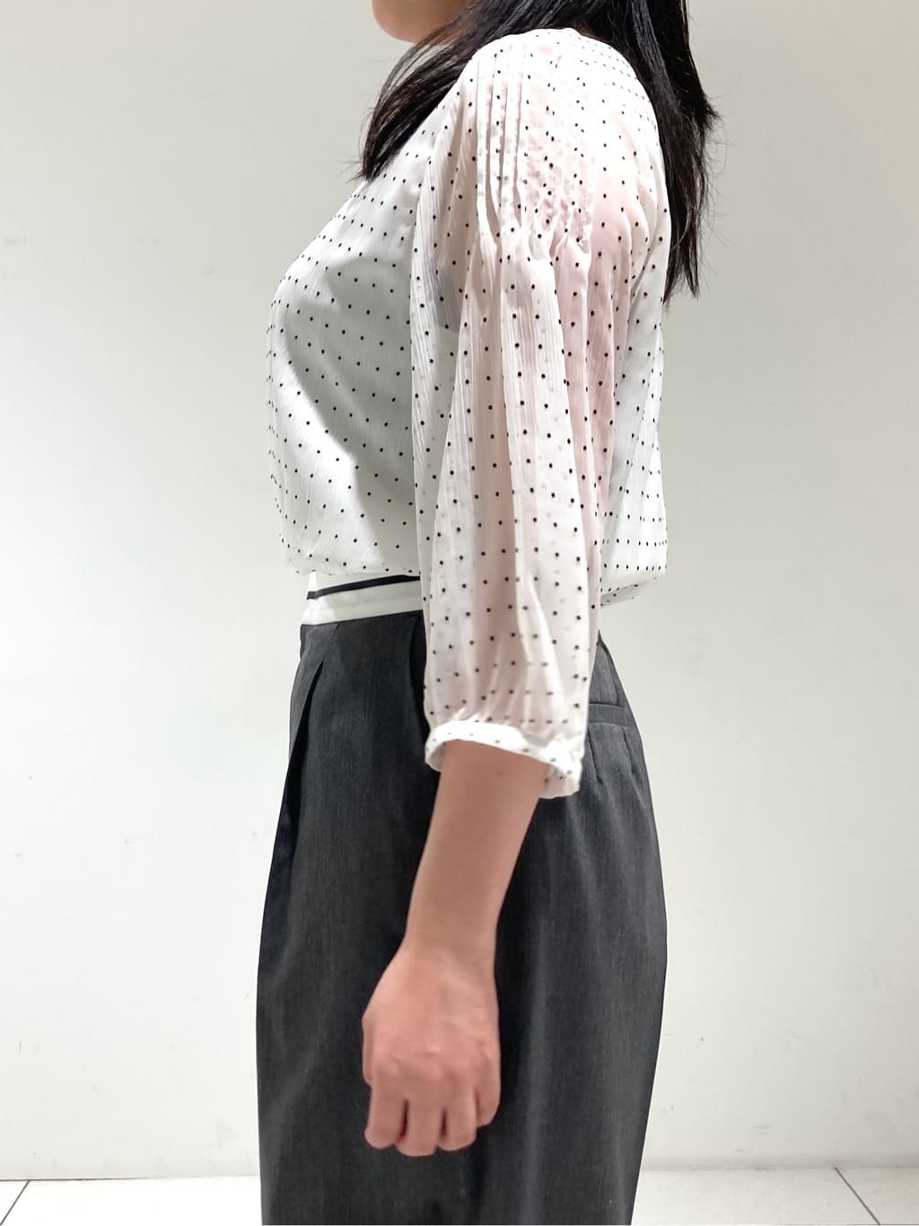 momokoさんの「INDIVI｜フロッキードットブラウス」を使ったコーディネート