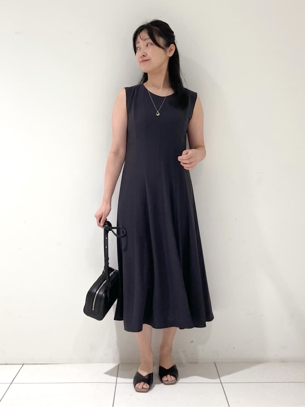 momokoさんの「INDIVI｜【美シルエット】ノースリーブワンピース」を使ったコーディネート