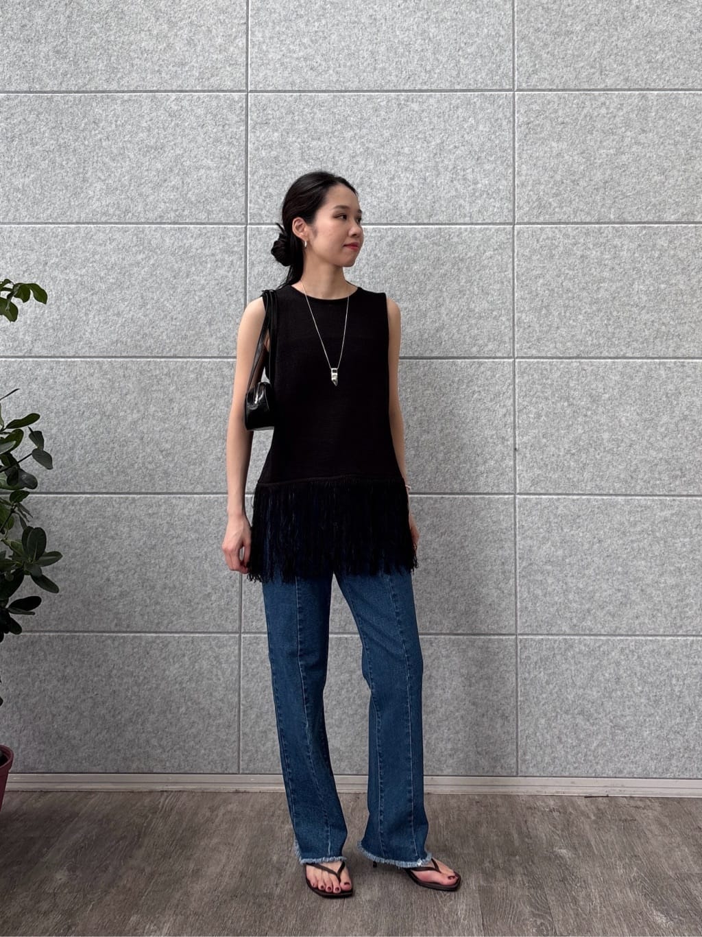 ひなさんの「INDIVI｜スリーブレスフリンジニット」を使ったコーディネート