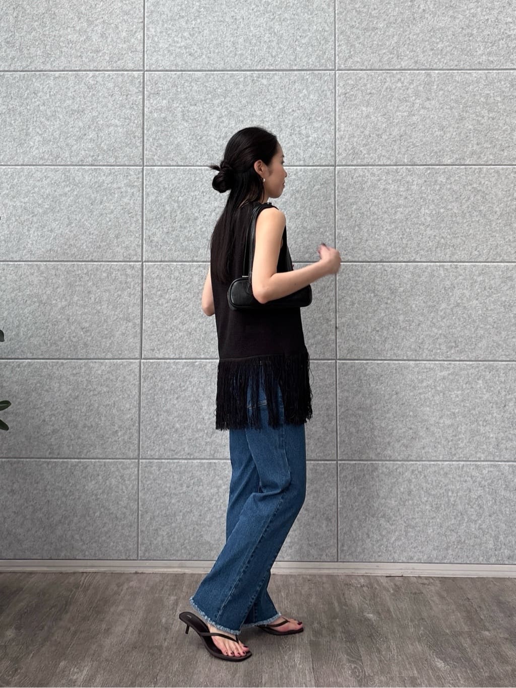 ひなさんの「INDIVI｜スリーブレスフリンジニット」を使ったコーディネート