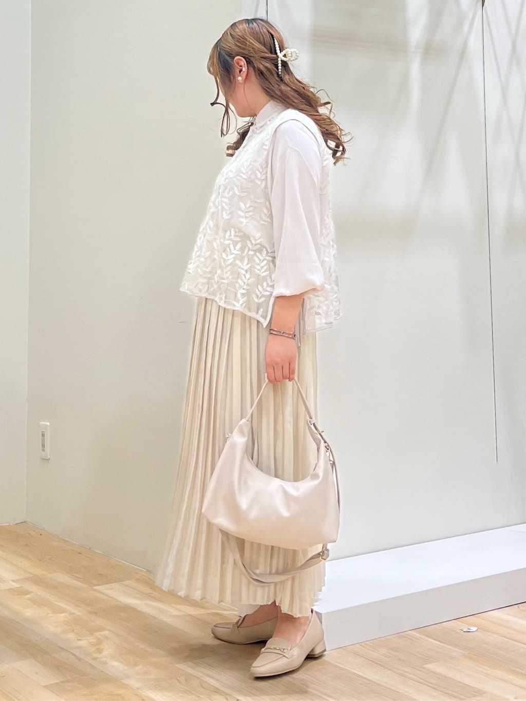みことさんの「grove｜リーフ刺繍スパンコールベスト＆ブラウスセット」を使ったコーディネート