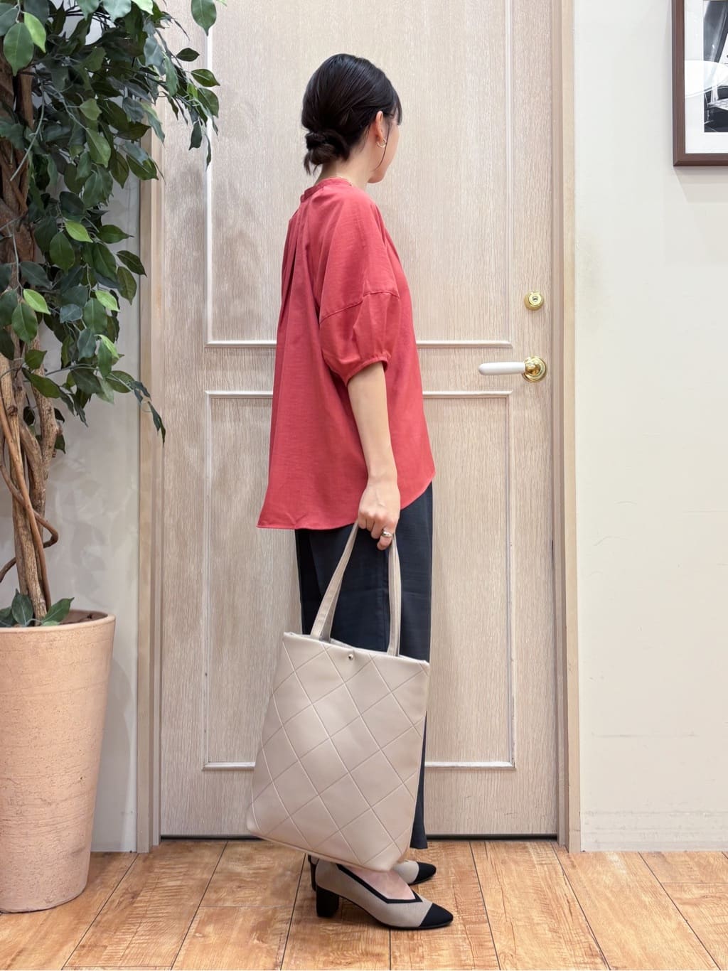 なみさんの「SHOO･LA･RUE｜【S-LL/洗濯後しわになりにくい】ランタンスリーブで女性らしく 5分袖スキッパーブラウス」を使ったコーディネート