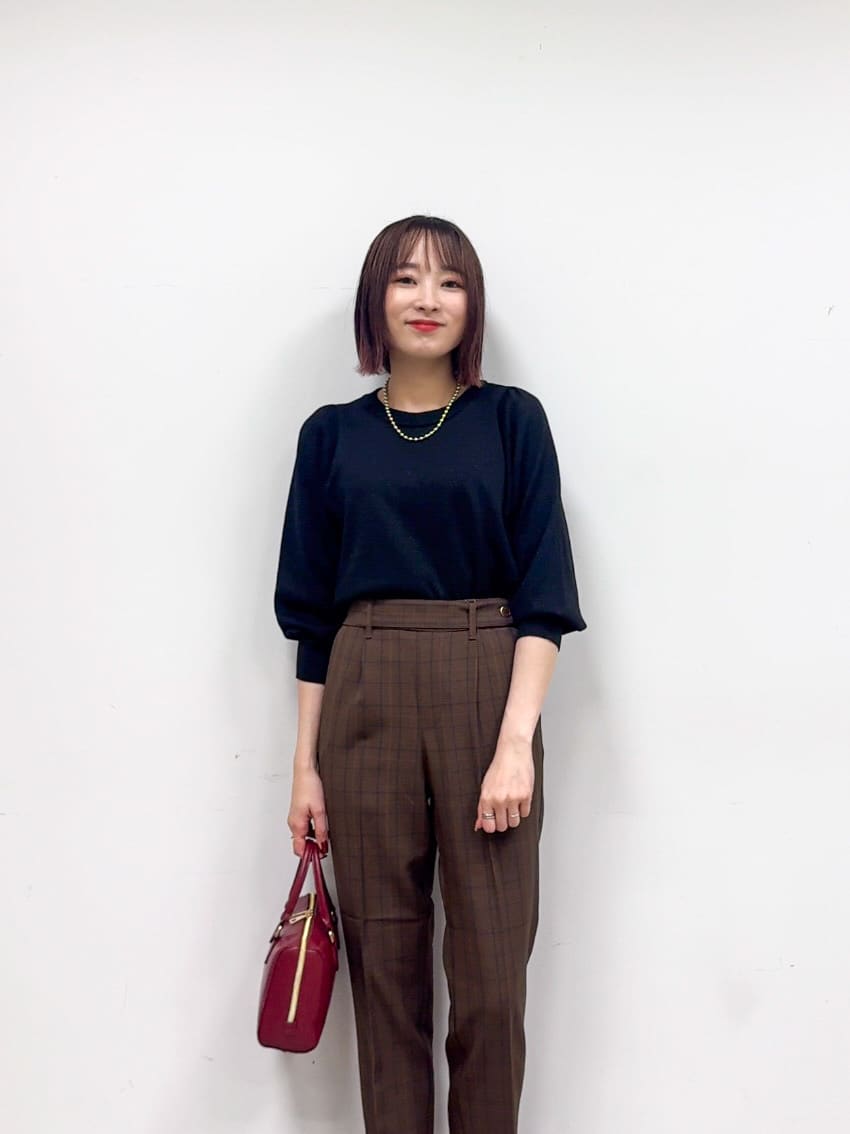 𝐜𝐡𝐢𝐤𝐚さんの「SHOO･LA･RUE｜【S-LL/チェック柄アソート】脚のラインをきれいに見せる タックテーパードパンツ」を使ったコーディネート