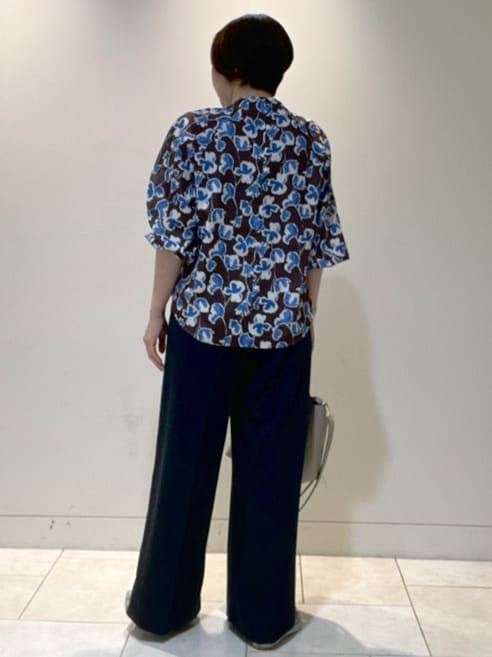 フミさんの「Reflect｜【ジャケットのインナーにおすすめ◎】花柄タックデザインブブラウス」を使ったコーディネート