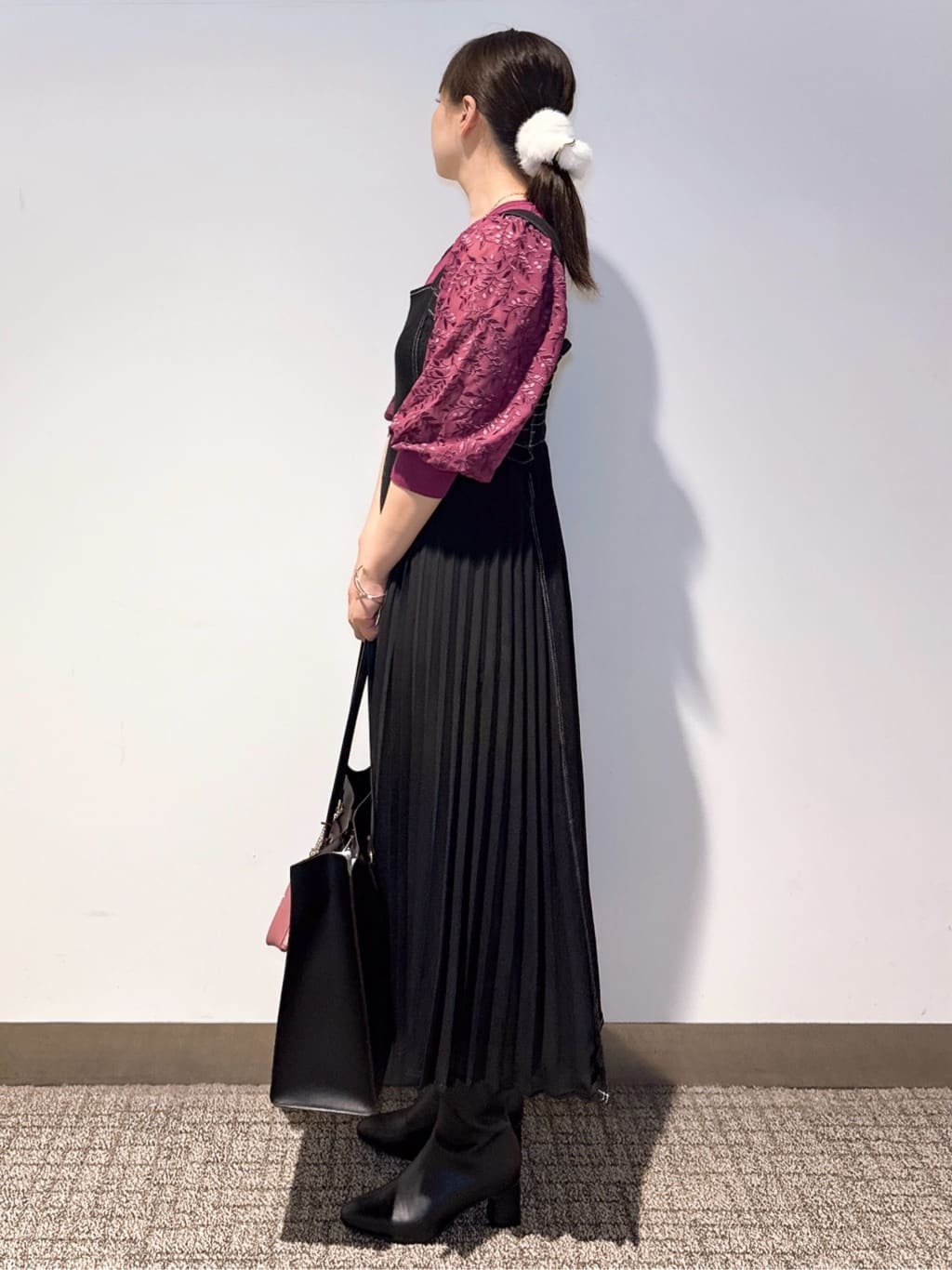 みーさんの「grove｜【二の腕カバー】繊細さと上品さをまとう袖刺繍プルオーバーニット」を使ったコーディネート