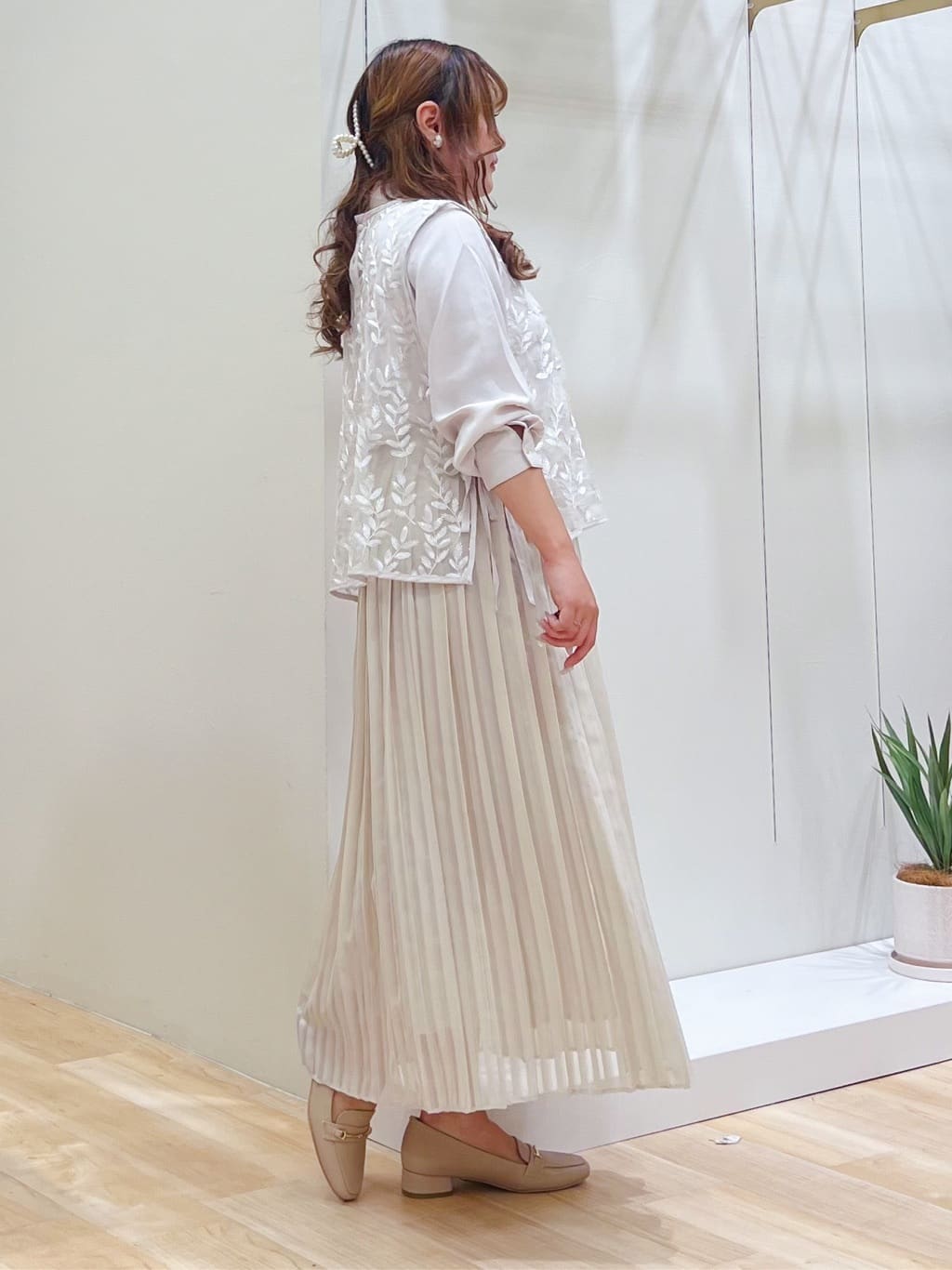 みことさんの「grove｜リーフ刺繍スパンコールベスト＆ブラウスセット」を使ったコーディネート