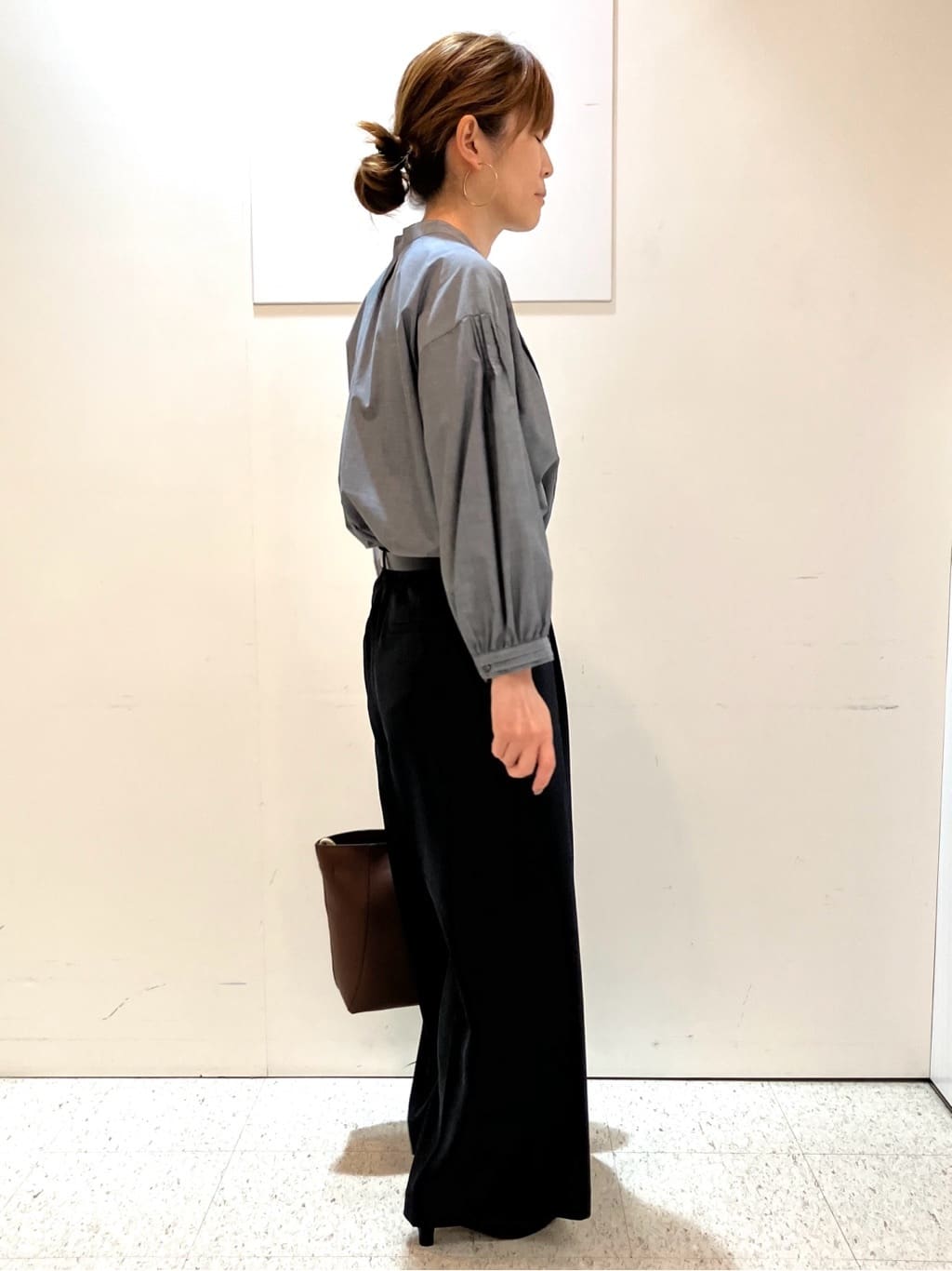 kozuさんの「Reflect｜【程よいゆとり感／体型カバー】ピンタックデザインシャンブレーブラウス」を使ったコーディネート