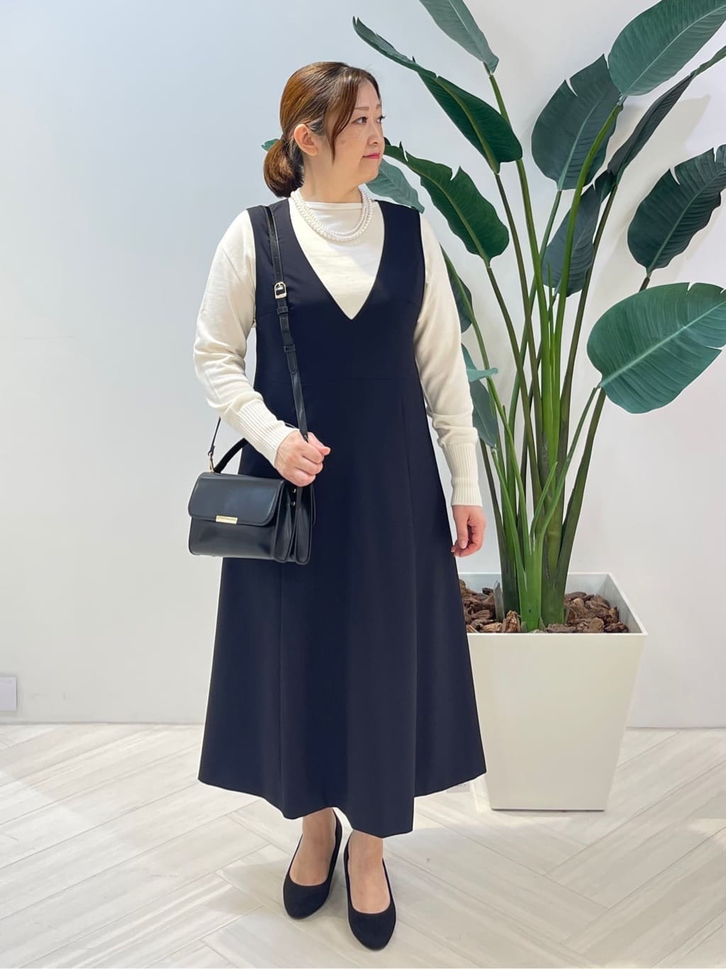 Tomoさんの「UNTITLED｜【Aライン/ワンピース】Vネックジャンパースカート」を使ったコーディネート