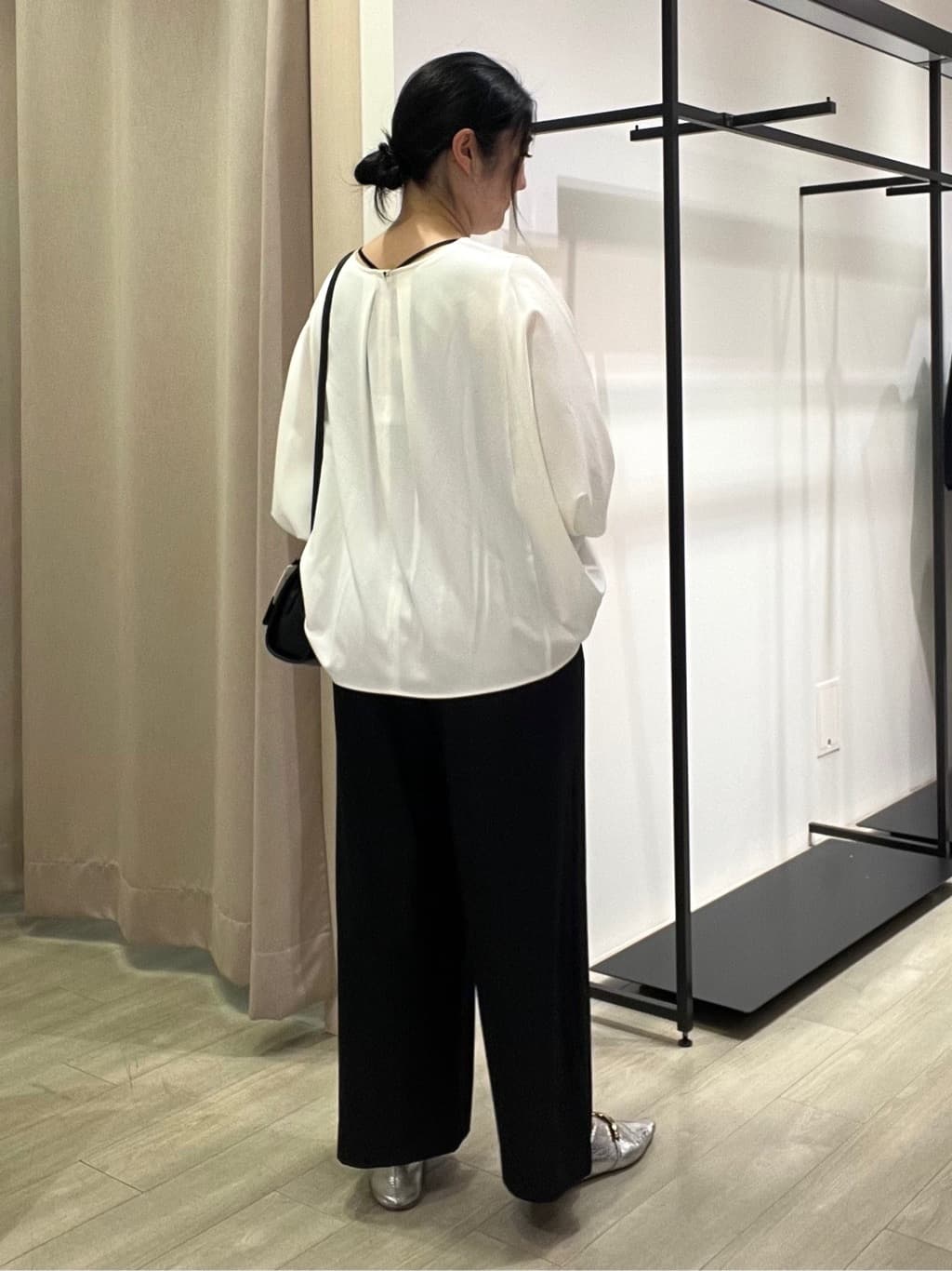 TOMOMIさんの「INDIVI｜【体型カバー/SETUP可能】ジョーゼット　ドルマンブラウス」を使ったコーディネート