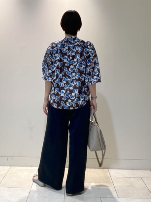 フミさんの「Reflect｜【ジャケットのインナーにおすすめ◎】花柄タックデザインブブラウス」を使ったコーディネート