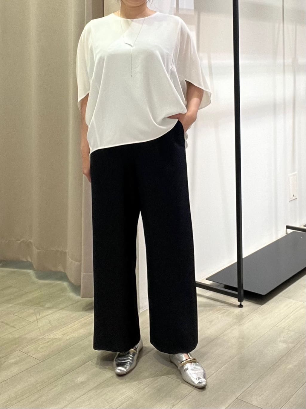 TOMOMIさんの「INDIVI｜【体型カバー/SETUP可能】ジョーゼット　ドルマンブラウス」を使ったコーディネート