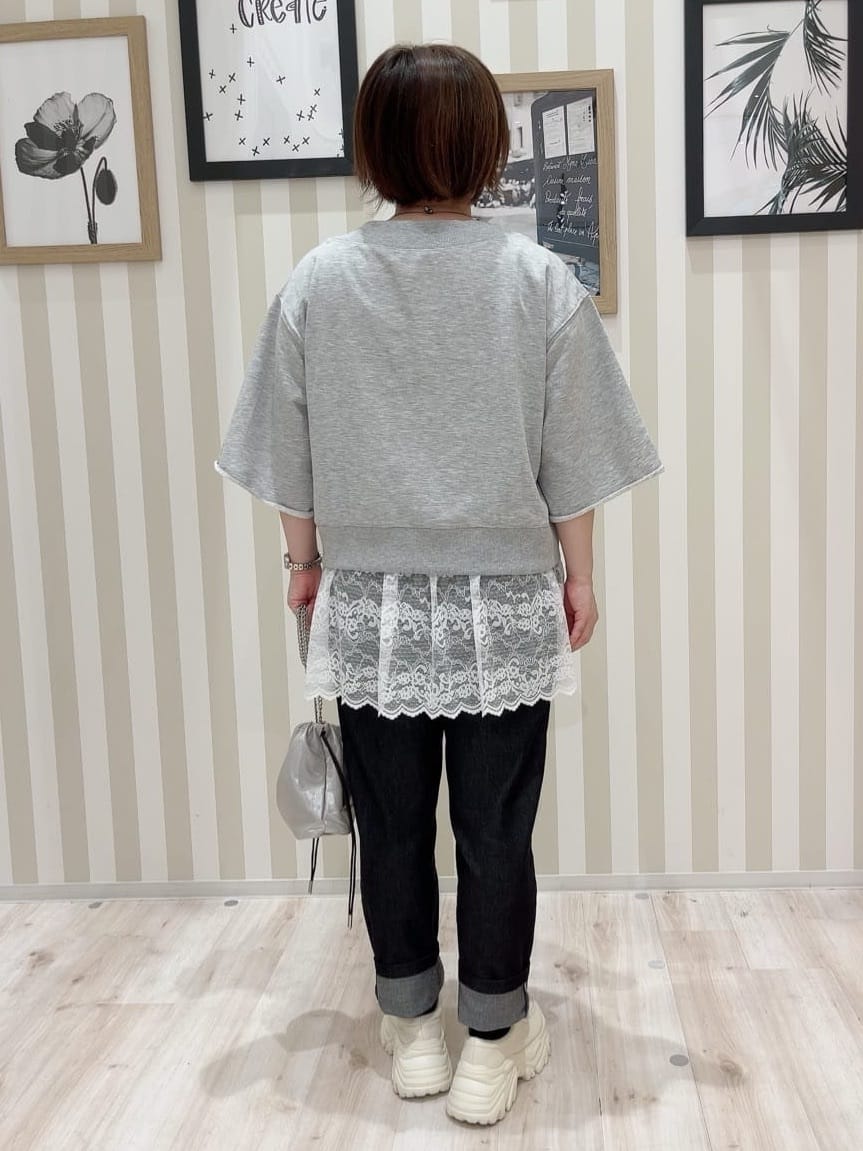ma_miさんの「SHOO･LA･RUE｜【2点セット】ハーフスリーブミニ裏毛プルオーバー＆レースタンクトップセット」を使ったコーディネート