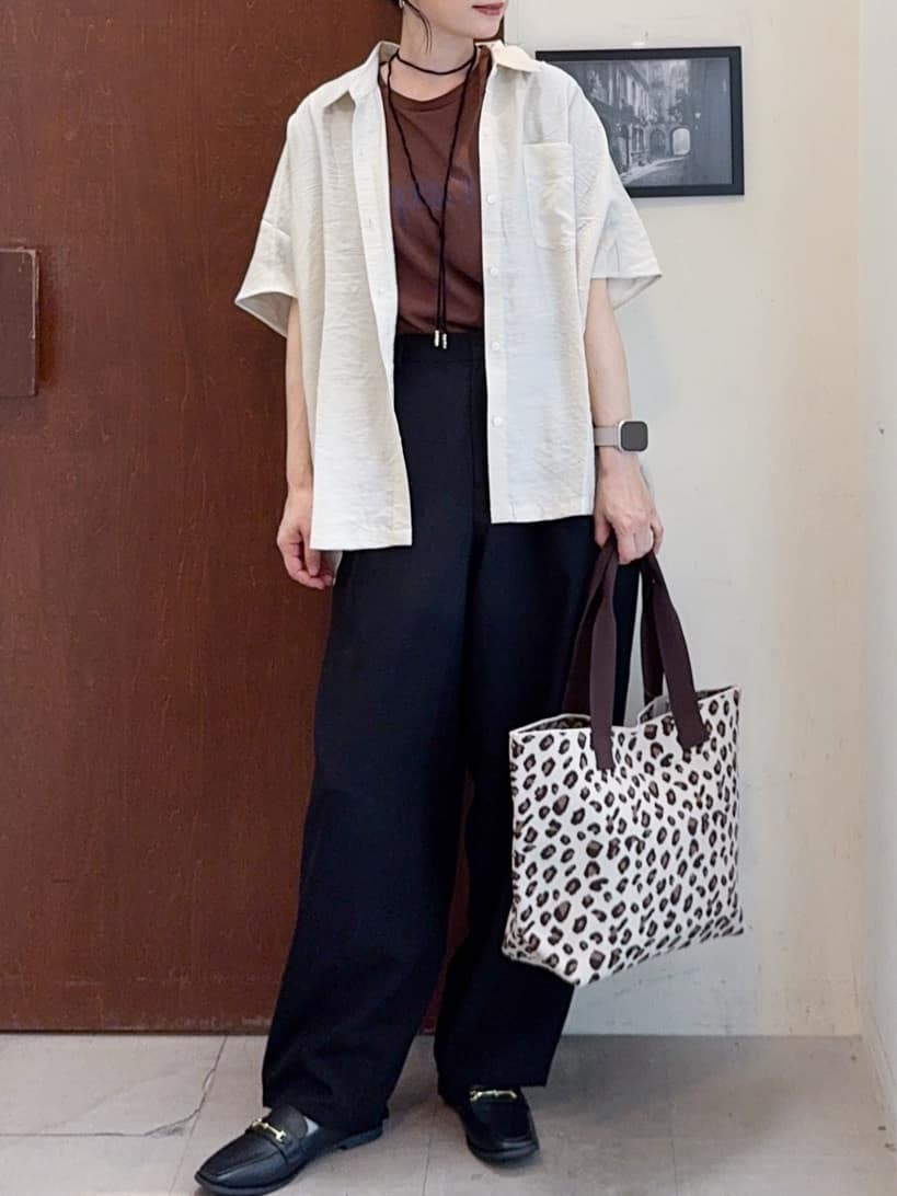 𝐇𝐢𝐫𝐨𝐦𝐢さんの「SHOO･LA･RUE｜【洗える/S-LL/5分袖】1枚でも羽織としても。さらさらドレープシャツ」を使ったコーディネート