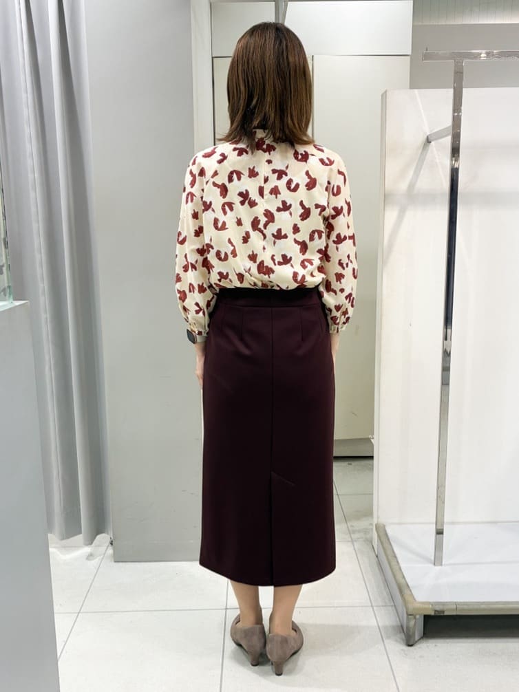 たみちゃんさんの「Reflect｜【ジャケットのインナーにおすすめ◎】花柄タックデザインブブラウス」を使ったコーディネート